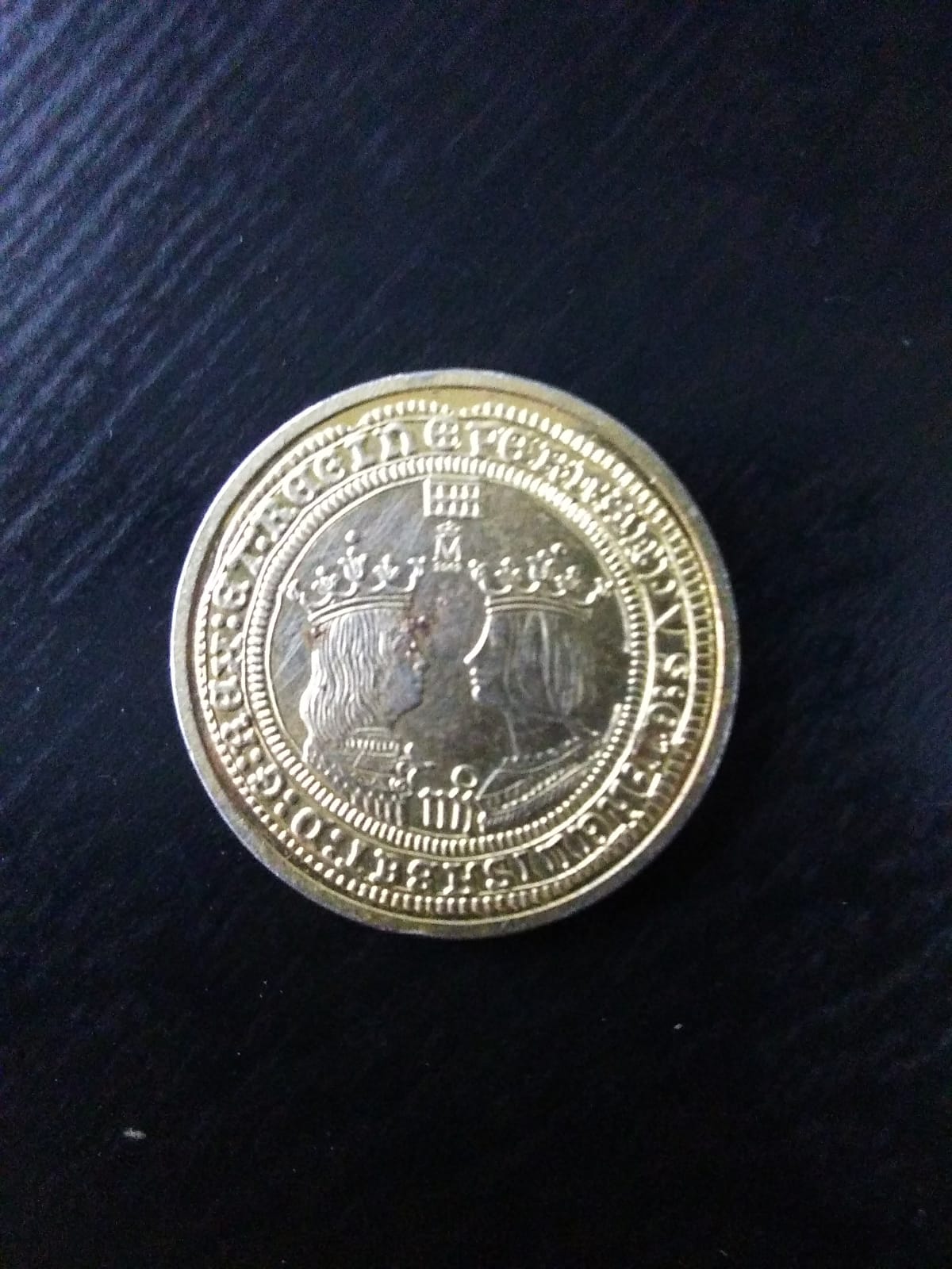 Photo 2 Pièce de monnaie non identifiée: Moneda dorada sin identificar