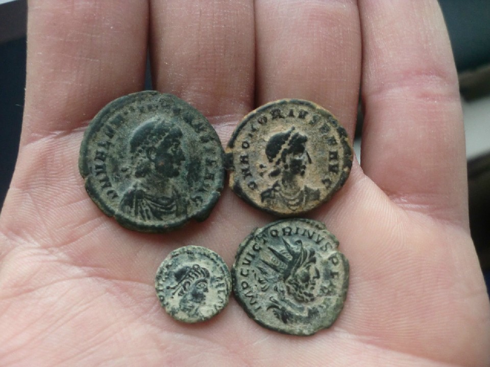 Photo 1 Pièce de monnaie non identifiée: Monedas romanas, Valentiniano, Constancio, Victorino, Honorio.
