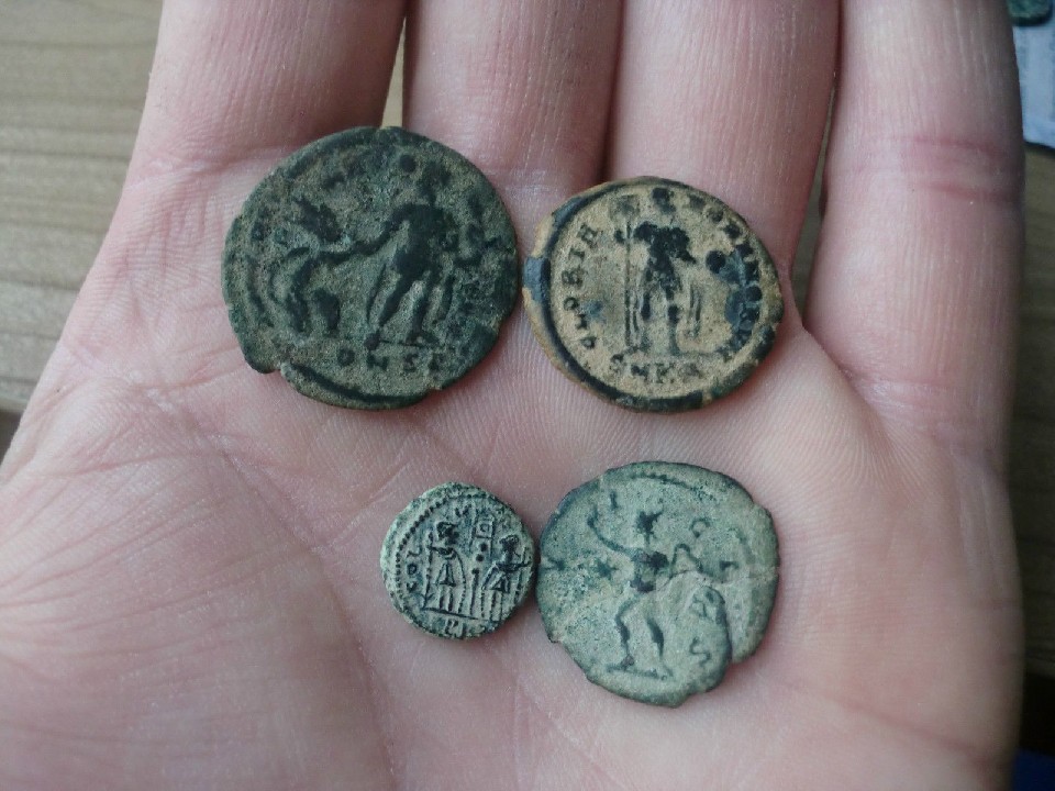 Photo 2 Pièce de monnaie non identifiée: Monedas romanas, Valentiniano, Constancio, Victorino, Honorio.