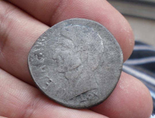 Photo 2 Pièce de monnaie non identifiée: Moneda romana