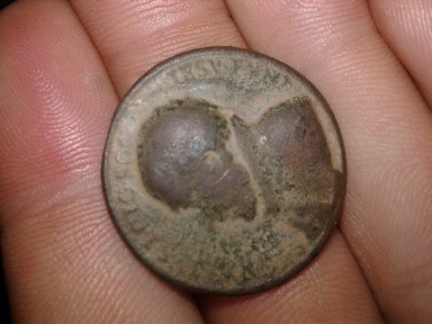 Photo 2 Pièce de monnaie non identifiée: Moneda con una cara diferente en cada lado.