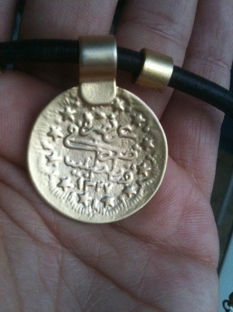 Photo 1 Pièce de monnaie non identifiée: collar con siete monedas con inscripciones arabes