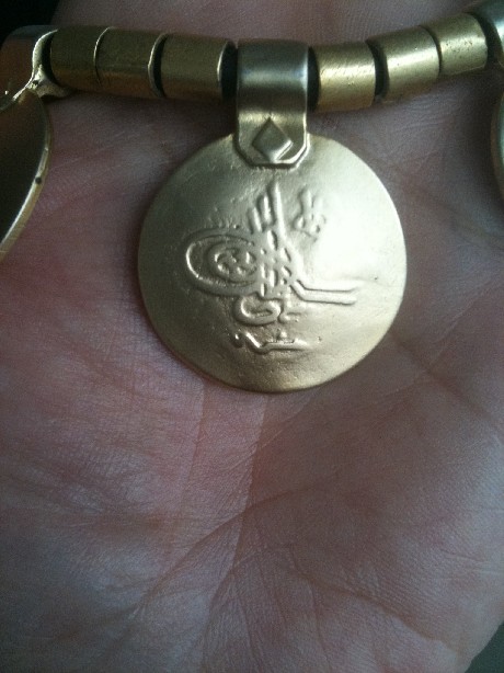 Photo 2 Pièce de monnaie non identifiée: collar con siete monedas con inscripciones arabes