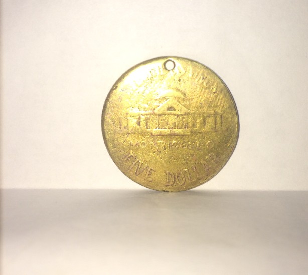 Photo 1 Pièce de monnaie non identifiée: Moneda de 5 dólares de los Estados Unidos con un indio invertido