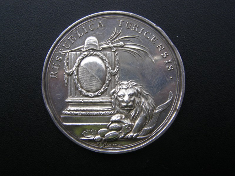 Photo 2 Pièce de monnaie non identifiée: Hola Compañeros, me podeis ayudar a identificar y val. esta moneda o medalla.