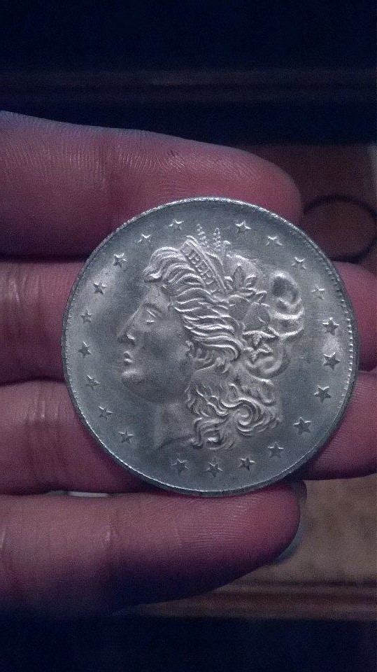 Photo 2 Pièce de monnaie non identifiée: holaaa me podrian apoyar a identificar esta moneda, material y valor en caso de q lo tenga gracias bendiciones a todos