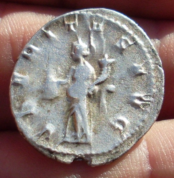 Photo 2 Pièce de monnaie non identifiée: TRAJANO DECIO