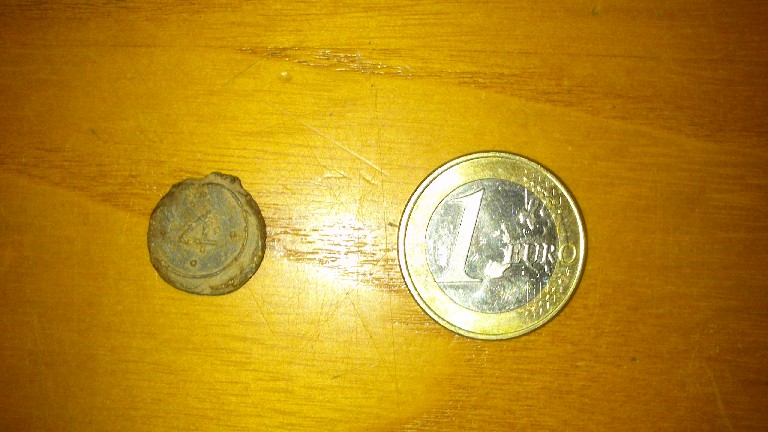 Photo 1 Pièce de monnaie non identifiée: Alguien sabe si esto es una moneda?