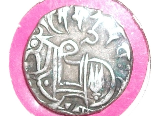 Photo 2 Pièce de monnaie non identifiée: tiene que ser un dracma de los años 700 despues cristo???