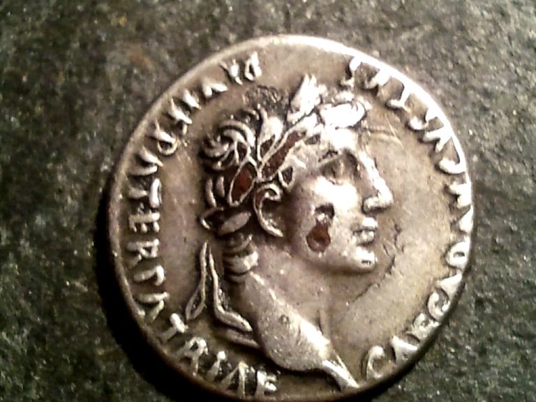 Photo 1 Pièce de monnaie non identifiée: Emperador AUGUSTO Precioso Denario forrado de plata. Lyons mint. Año 2AC