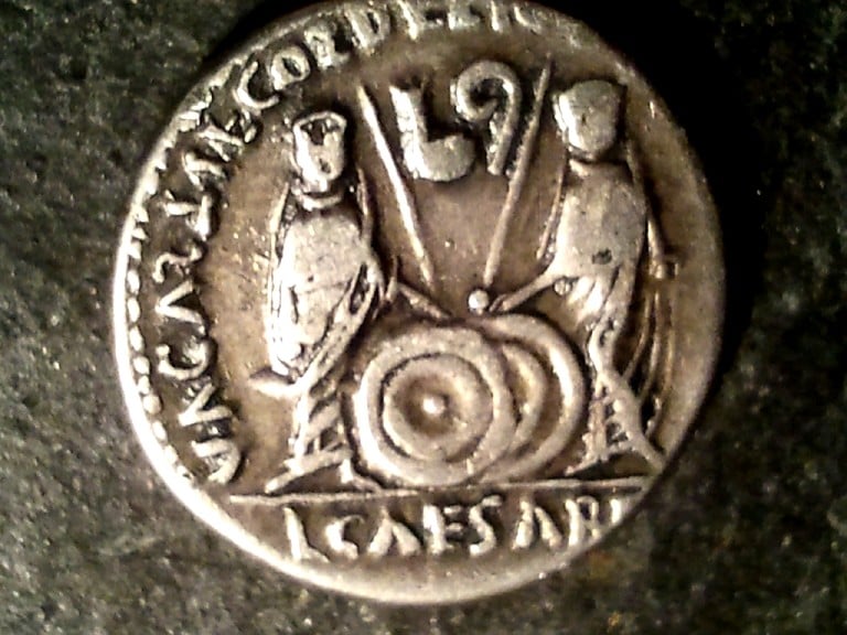 Photo 2 Pièce de monnaie non identifiée: Emperador AUGUSTO Precioso Denario forrado de plata. Lyons mint. Año 2AC