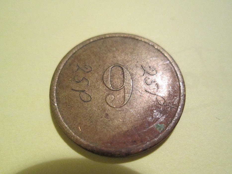 Photo 2 Pièce de monnaie non identifiée: alguien podria decir que son y de donde estas monedas?